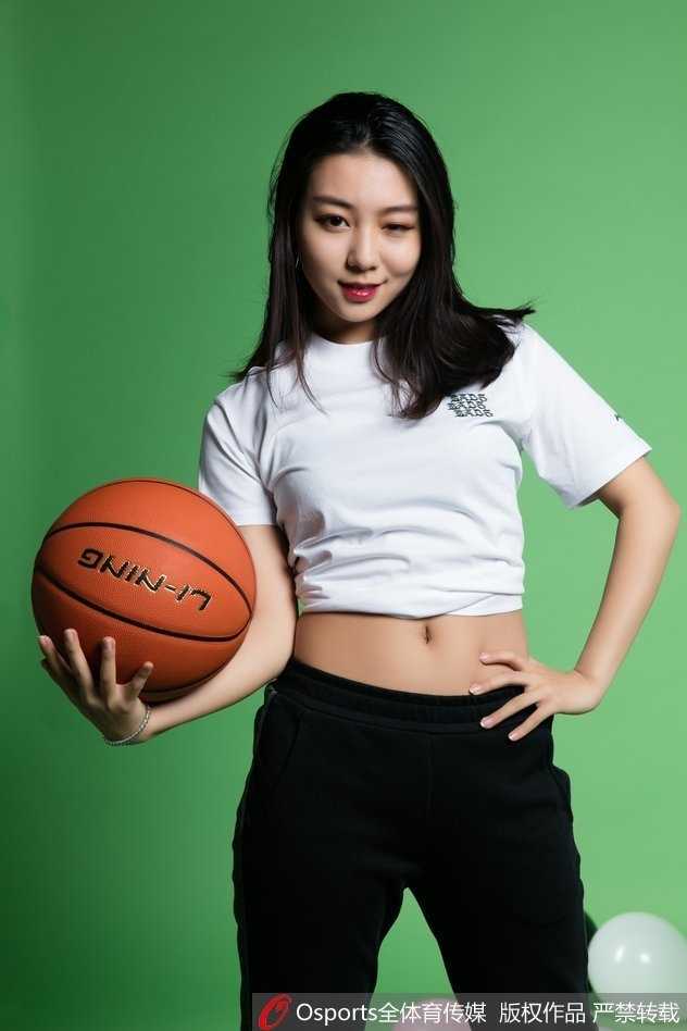 手拿啦啦队专属花球，女孩做出搞怪的斗鸡眼表情，瞬间打破了啦啦队一贯的甜美形象，这种无厘头的可爱反差萌，让人感受到她私下里活泼幽默的真性情。