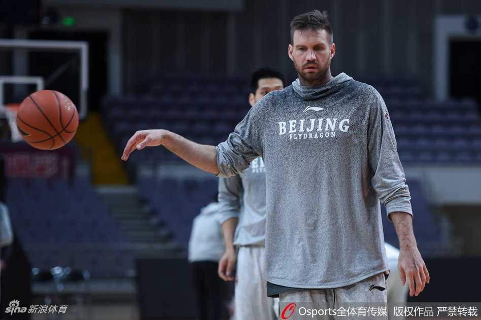 队友们在场上激烈对抗，马布里却在一旁悠然自得地拉伸筋骨，这份闲庭信步的背后，是身经百战后的从容与睿智。