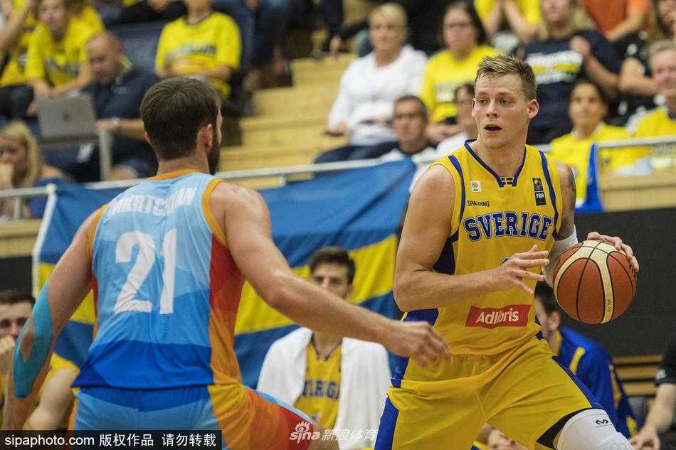 亚美尼亚后卫在瑞典巨人林立的防线夹缝中强行突破，他紧咬牙关，眼神坚毅，试图撕开一道通往篮下的血路。