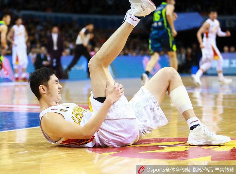 深圳外援杰里米-帕戈篮下以一敌多，强行突破上篮，身体在空中完全舒展，展现了超强的个人能力和终结比赛的决心。