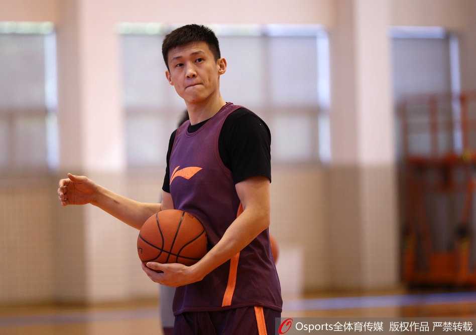 外援尼克尔森在三分线外果断出手，皮球在空中划过一道彩虹般的弧线，精准坠入网窝，他的出色状态让一旁的训练师都忍不住握拳叫好。