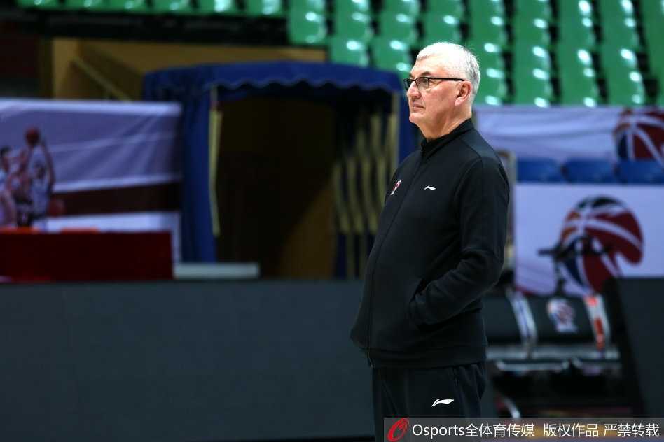 在一次死球间隙，易建联双手撑膝，大口喘着粗气，额头上的汗珠清晰可见。场边的助理教练正在向他比划着下一次进攻的战术手势。