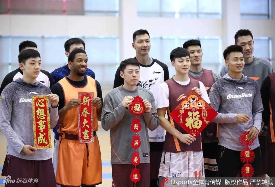 易建联双手抱拳行中国传统礼仪，坚毅的眼神中透露出对新年的憧憬，举手投足间散发着球队领袖的稳重与可靠气息。