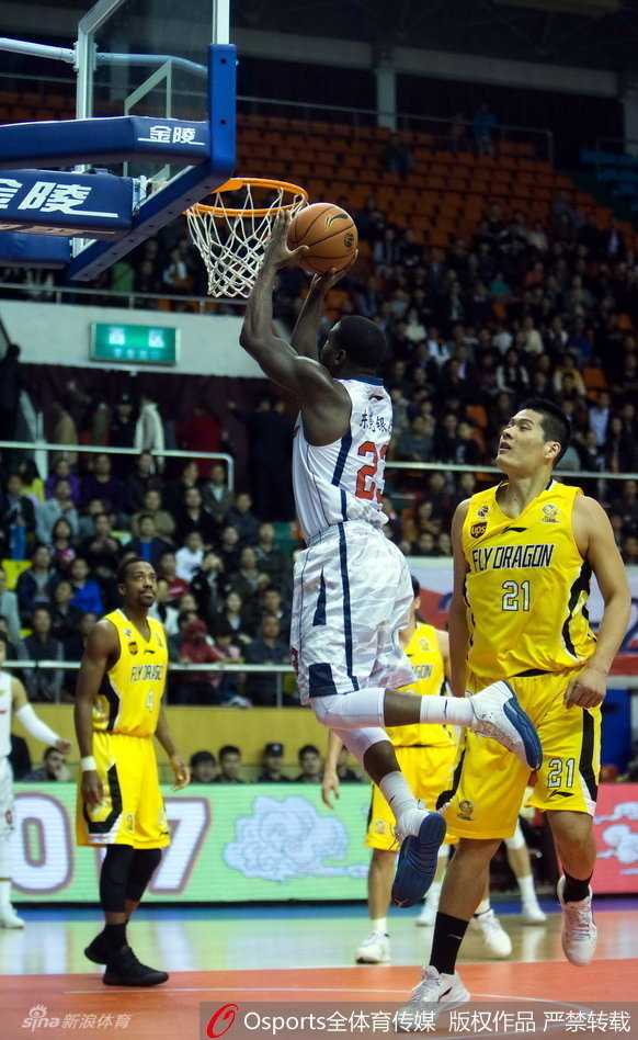 布泽尔在低位背身单打，利用厚实的身板卡住防守球员，准备转身完成进攻。