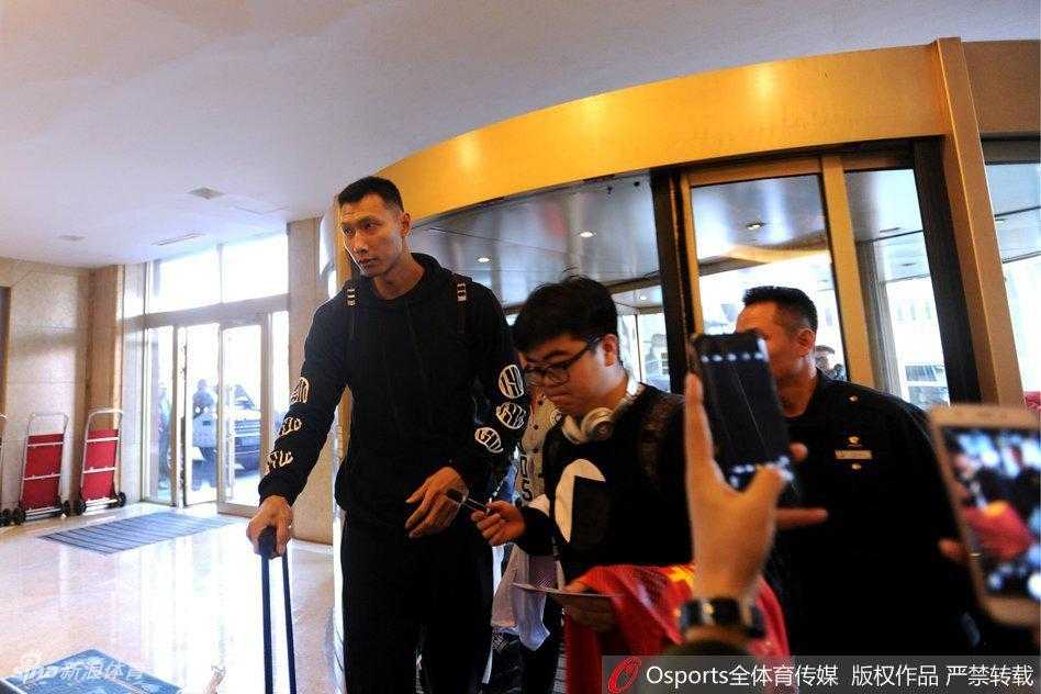 球队核心易建联第一个走下了大巴，神情冷峻而坚毅，深邃的目光扫过四周，仿佛在提前丈量着这个即将被热血浸染的战场。