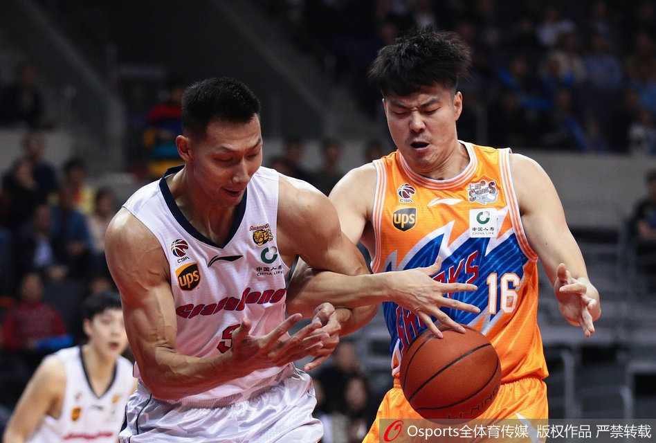 周鹏在底角稳稳命中三分后握拳怒吼，他是广东队外线最可靠的屏障