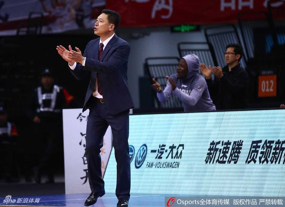 广厦球员刘铮飞身救球，不顾一切地扑向场外，这一画面完美诠释了广厦队当晚破釜沉舟的战斗精神。