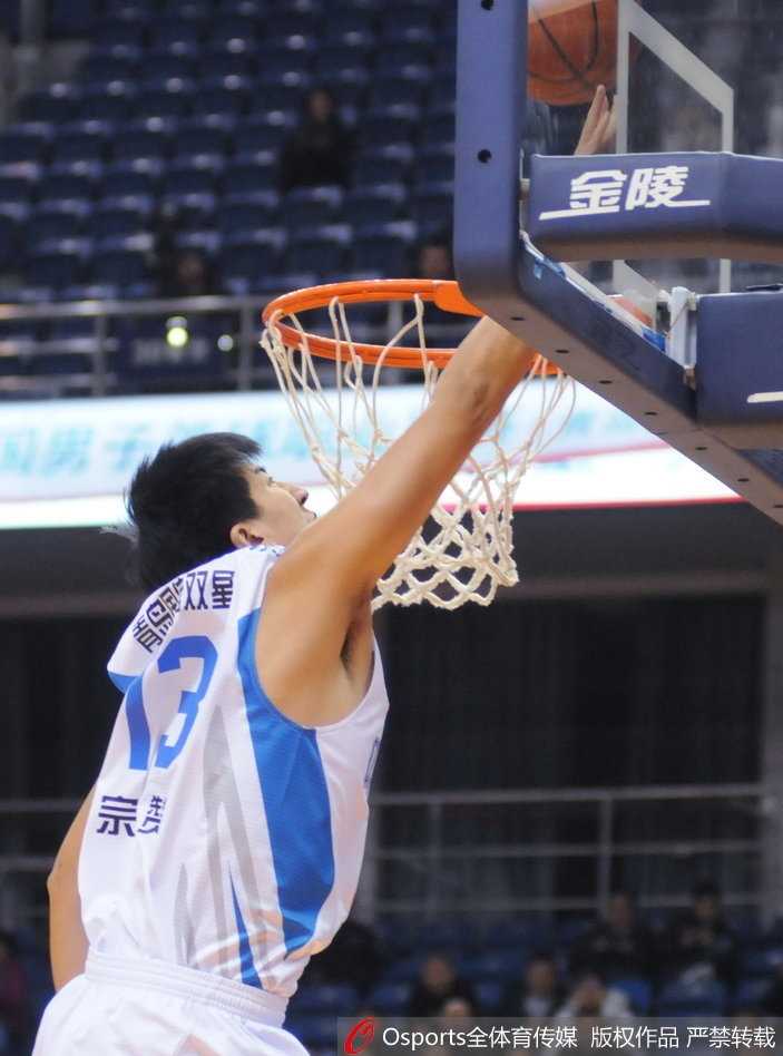 青岛队刘书楠面对广厦队的严密防守，果断起跳出手，皮球划出美丽的弧线飞向篮筐