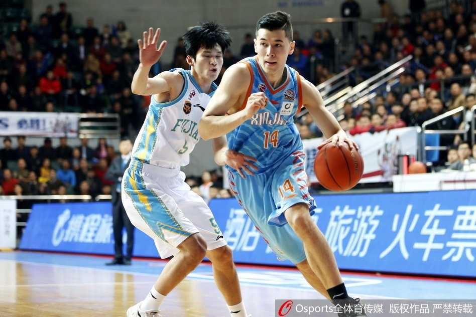 孙喆与哈里斯在对手长臂间高高跃起，拼下珍贵篮板点燃福建反击号角