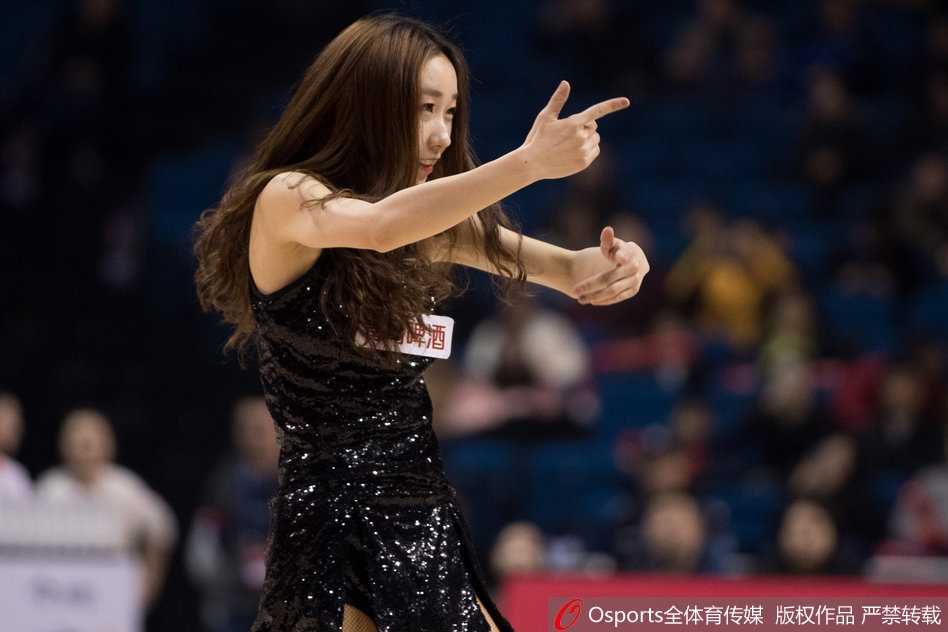 在节奏感强烈的旋律中，宝贝们扭动腰肢尽情舞动，飘逸的发丝和动感的服装流苏定格在空气中，充满了青春的活力与张扬。