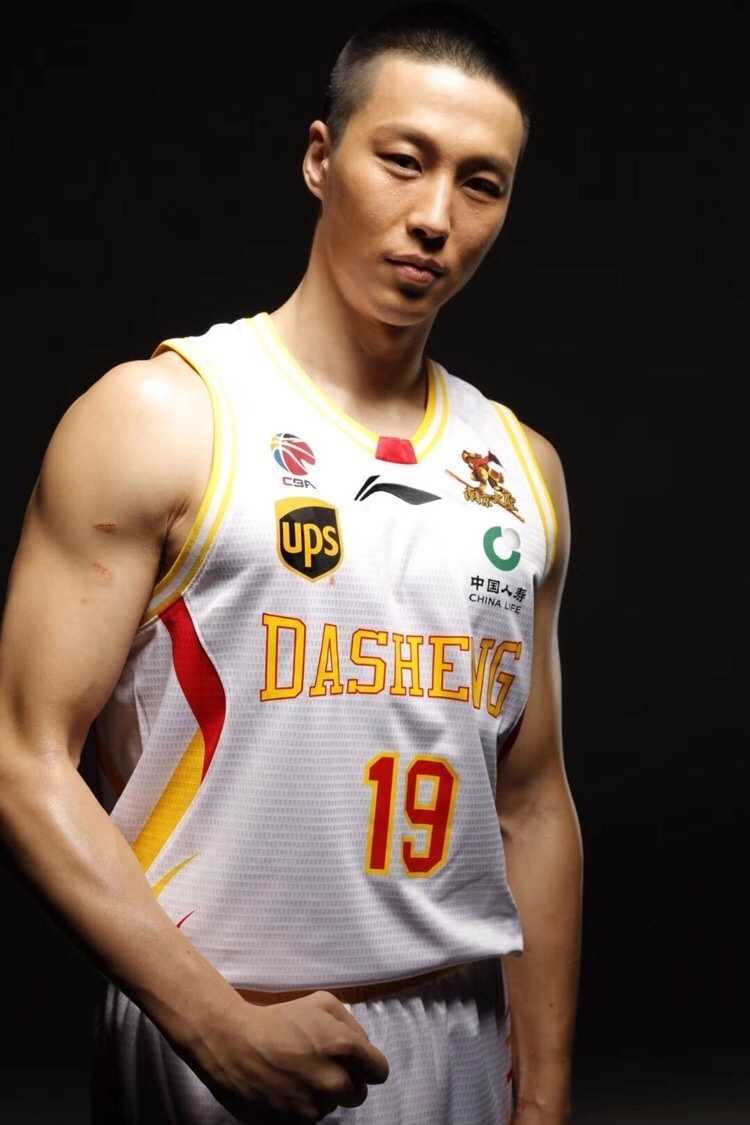 队长冯欣指挥若定，运球姿势娴熟自信，领袖气质彰显无遗。