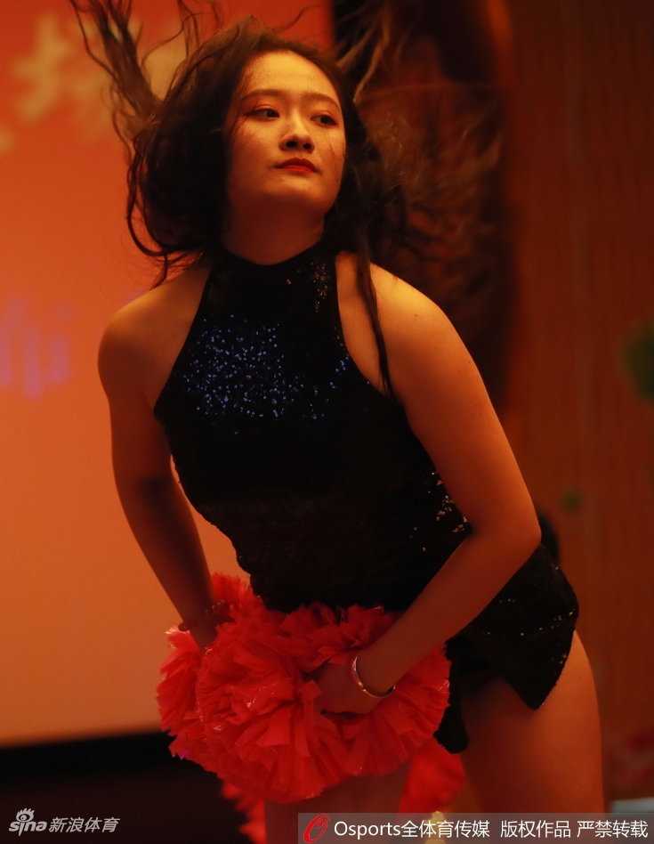 在发布会结束后的互动环节，球员们与啦啦队宝贝合影留念，轻松愉快的氛围预示着球队上下已准备就绪，即将踏上新赛季的征途。