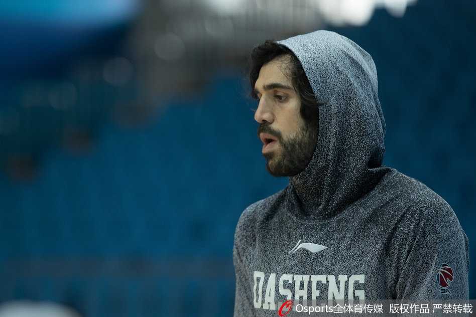 训练结束后的周仪翔，霸气纹身依然醒目，汗水浸透的战袍见证了他为CBA新赛季付出的每一分努力