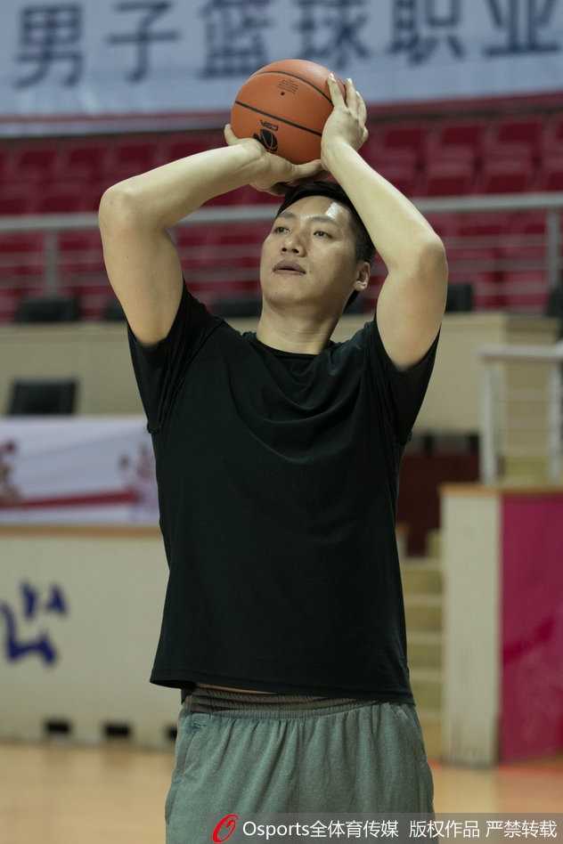 训练场上，周仪翔肌肉线条分明，手臂纹身在运动中仿佛活了过来，展现出台版詹姆斯的强悍球风