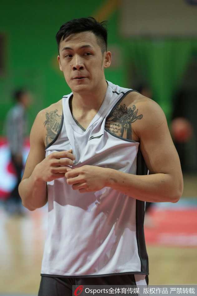 周仪翔在训练中目光如炬，手臂的图腾纹身在汗水映衬下更显霸气，仿佛一头蓄势待发的猛兽