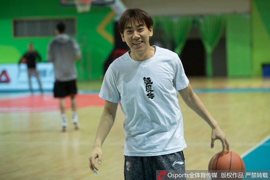 周仪翔运球穿越防守，身上的每一处纹身都在诉说着他对篮球的热爱与执着，线条充满力量感