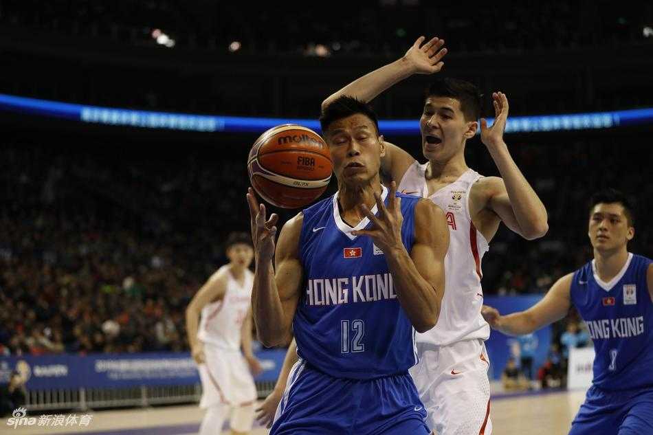 丁彦雨航在反击中快步如风，甩开防守球员轻松上篮，他飘逸的发丝和专注的表情完美诠释了“丁神”在赛场上的风采。