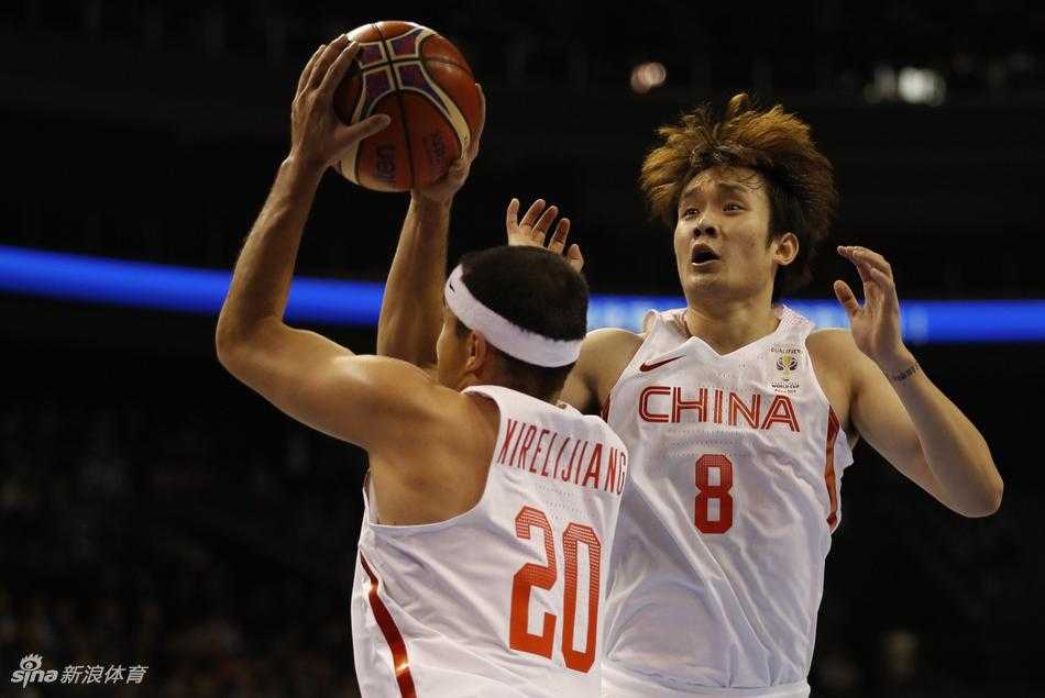 西热力江外线持球面对防守，眼神坚毅，他身旁的队友丁彦雨航随时准备接应，整个进攻体系在场上显得层次分明且富有攻击性。