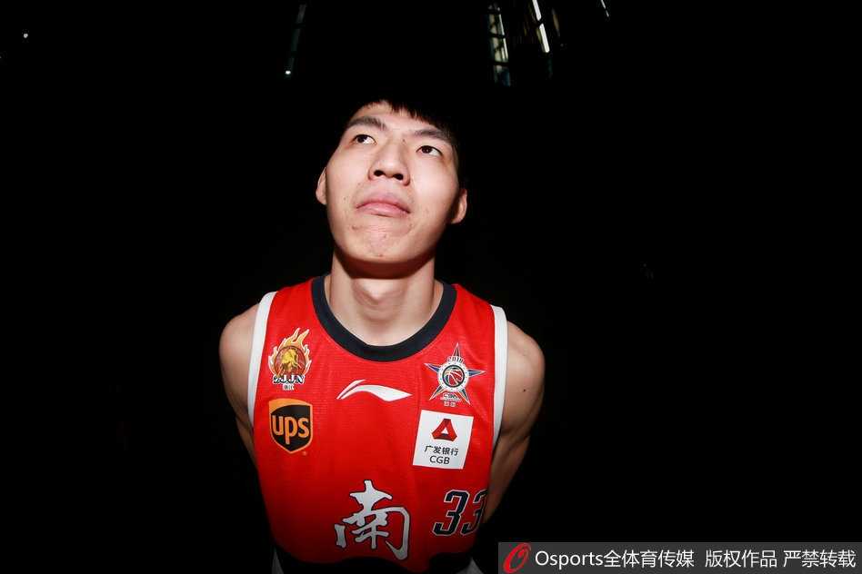 易建联领衔南区的霸气凝视，西装革履下隐藏着内线统治力，眼神如炬仿佛在望向远处的MVP奖杯