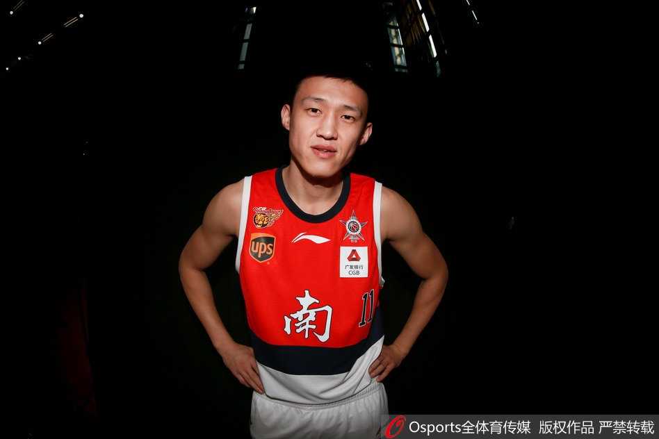 吴前的俊朗侧颜与沉思姿态，浙江后卫用灵气书写青春，西装造型下藏着一颗大心脏