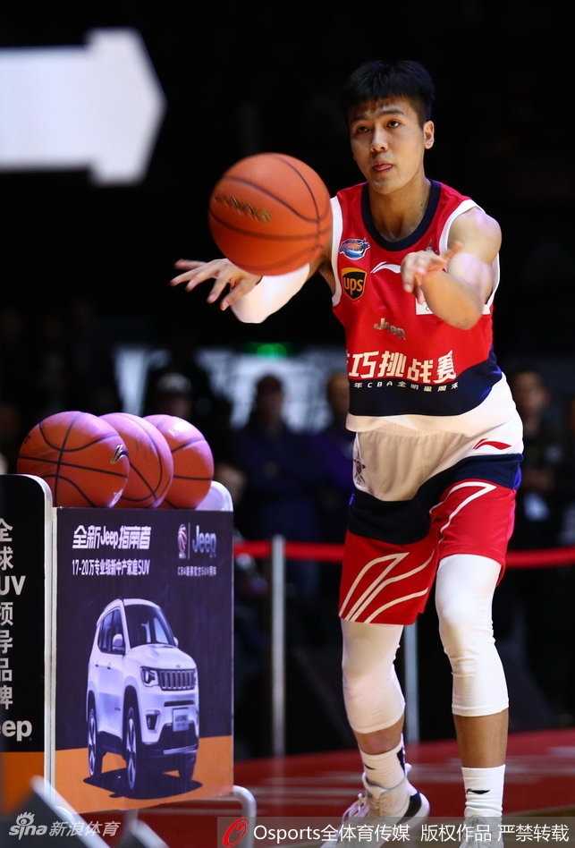 胡明轩在三分线外从容跳投，篮球在空中划出优美弧线，时间仿佛在此刻凝固