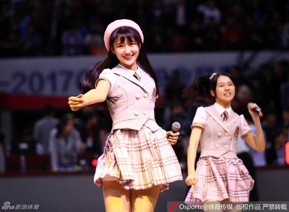 表演进入高潮，GNZ48的成员们自信地展开双臂，仿佛要将整个体育馆的热情都拥入怀中，定格成一幅青春无畏的完美画卷。