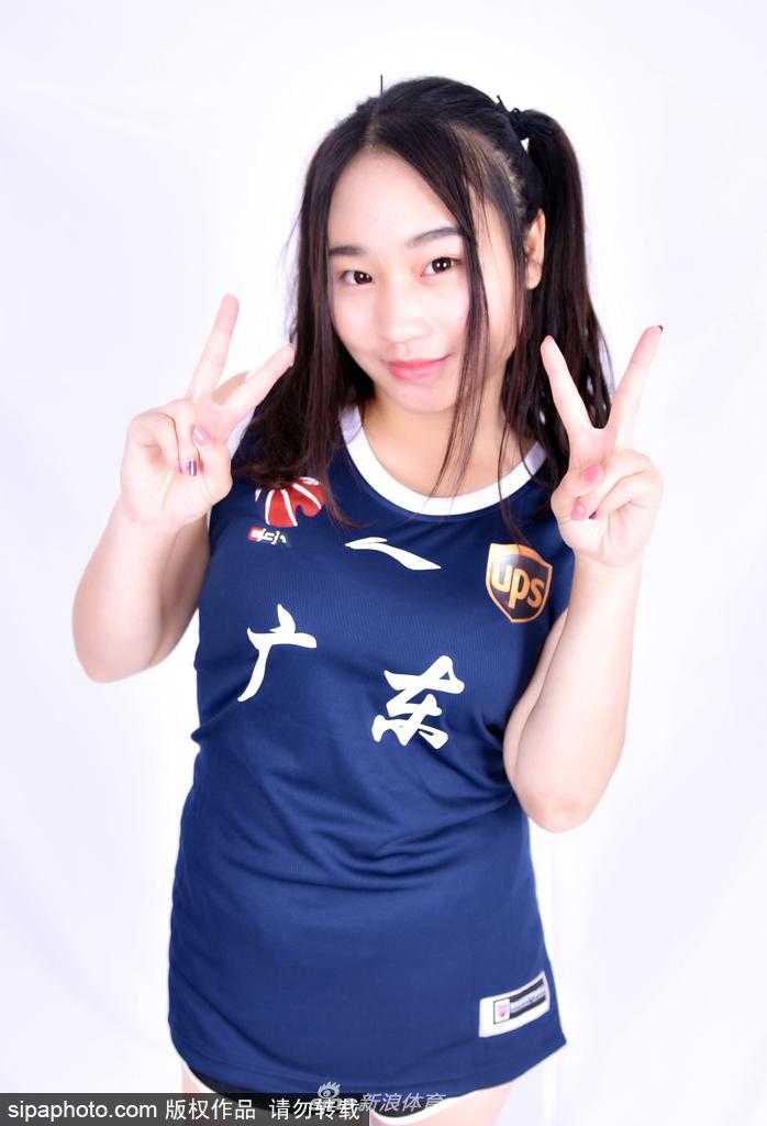 一位篮球宝贝的特写镜头，她眼神坚定，面带微笑，展现出为球队助威的十足信心和热情。