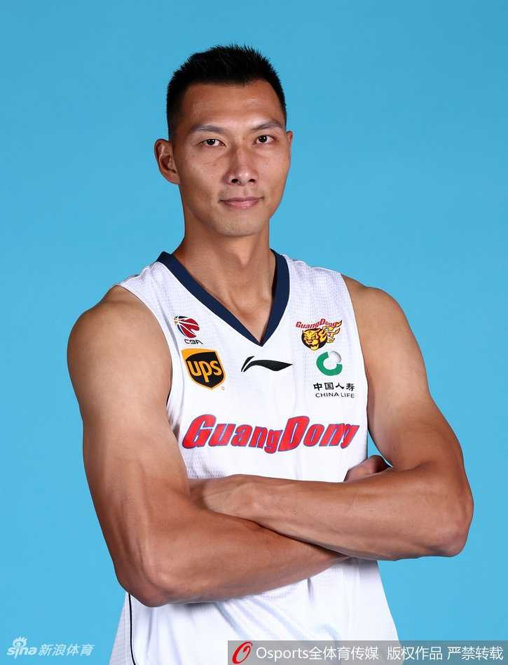 南区全明星核心易建联与赵睿在公布名单中并肩而立，眼神中充满了对胜利的渴望。