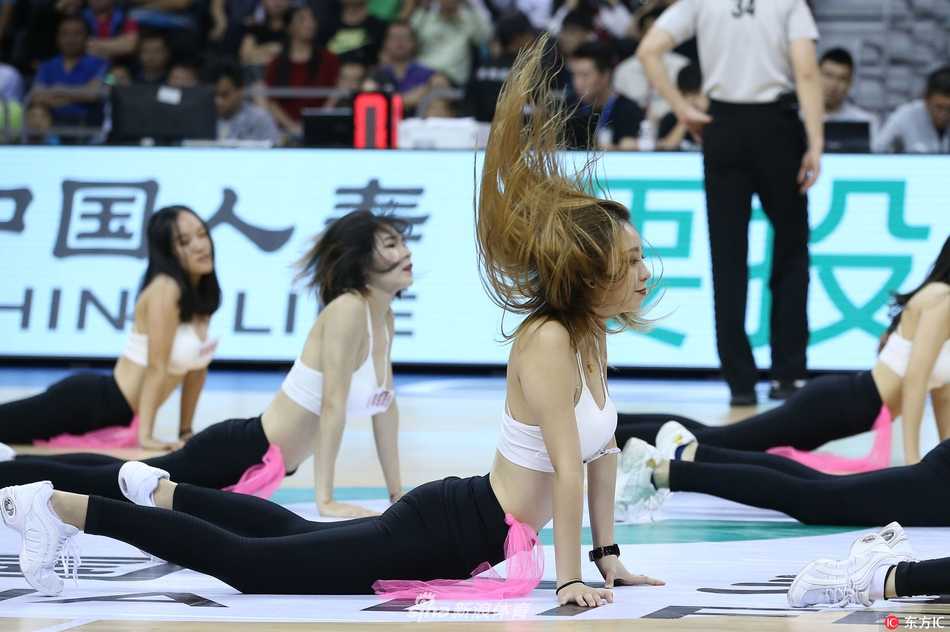 中场表演时刻，女孩们摆出极具张力的造型，短裙下的修长双腿随着节奏律动，将力与美完美结合，惊艳全场。