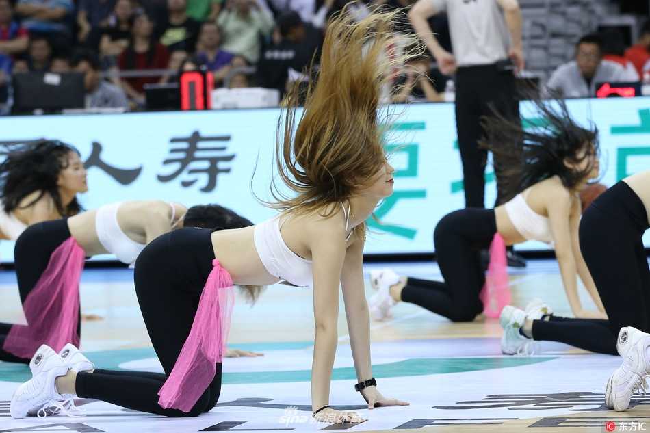 黄逸辉与队友们在赛前认真排练，紧身训练服勾勒出她们平日刻苦锻炼的痕迹，每一个托举动作的背后都是千百次的磨合。