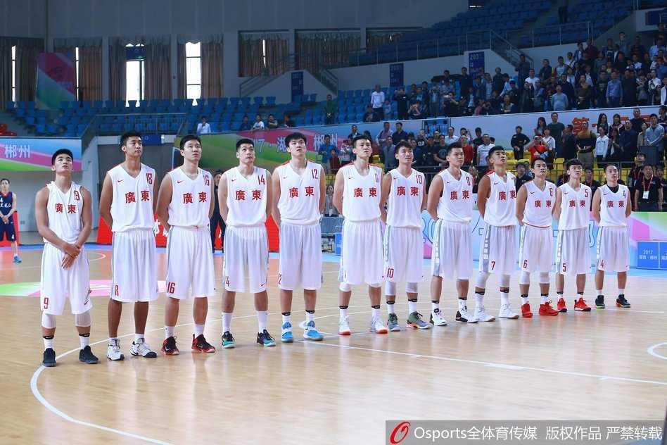 首战大捷后，广东男篮全队在场地中央聚拢，搭手合影留念，记录下这趟全运会预赛征程的完美开端。