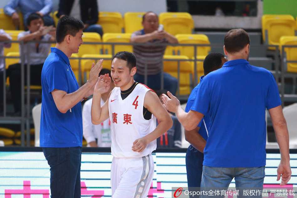 随着现场广播的介绍，广东队的首发五虎先后跑入场地，他们脚步轻盈，眼神坚定，准备迎接对手的挑战。