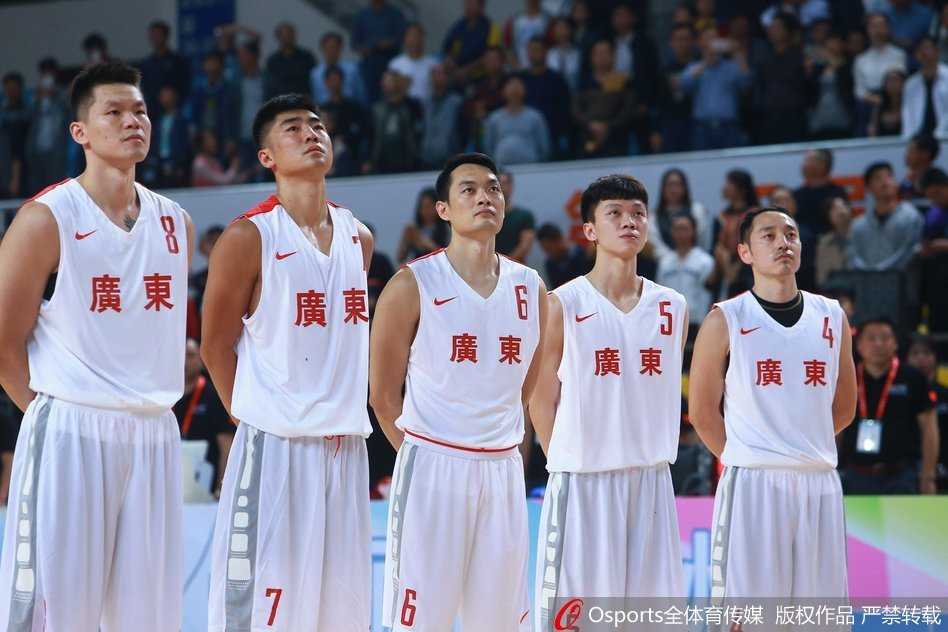 赛前热身环节，助理教练正认真地给一名年轻队员进行传球辅助训练，意在帮助他快速找到手感，细节之处尽显团队对备战的重视。