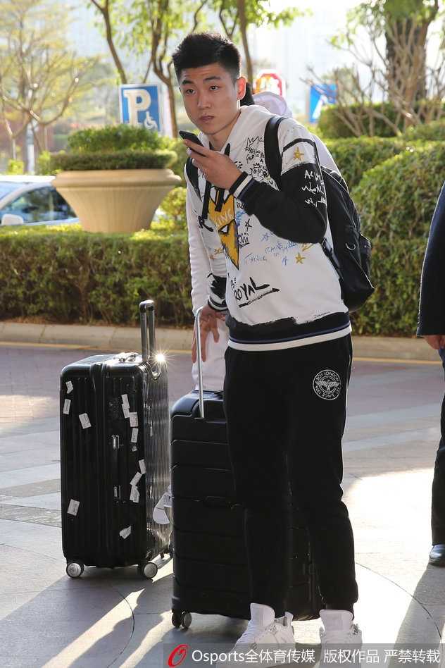 深圳男篮本土核心顾全作为东道主球员，在酒店门口热情迎接远道而来的朋友，举手投足间尽显地主之谊