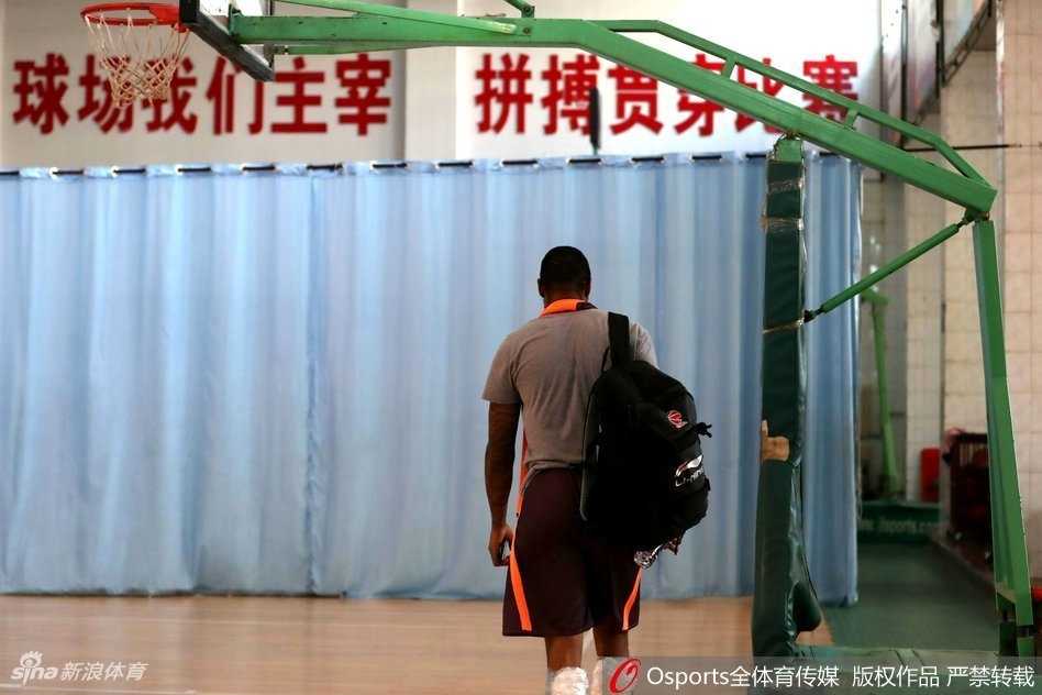 新疆男篮全神贯注备战，队员们在训练馆中跑动积极，誓要在主场拿下胜利