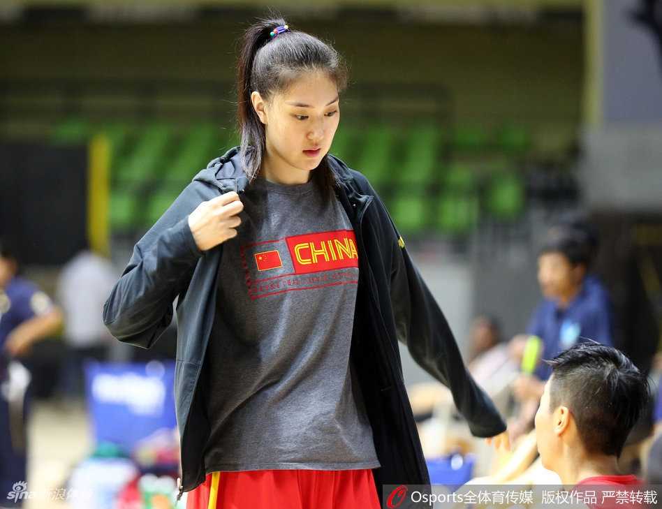 接受采访时，李梦裹着外套认真回答记者提问，身后的队友们正在收拾训练器材，整个球馆充满了备战但从容的气氛。