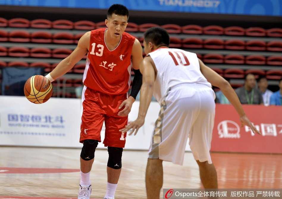 功夫熊猫韩德君在张兆旭头顶完成暴力灌篮，庞大的身躯与炸裂的篮筐形成鲜明对比，彰显内线霸主地位。