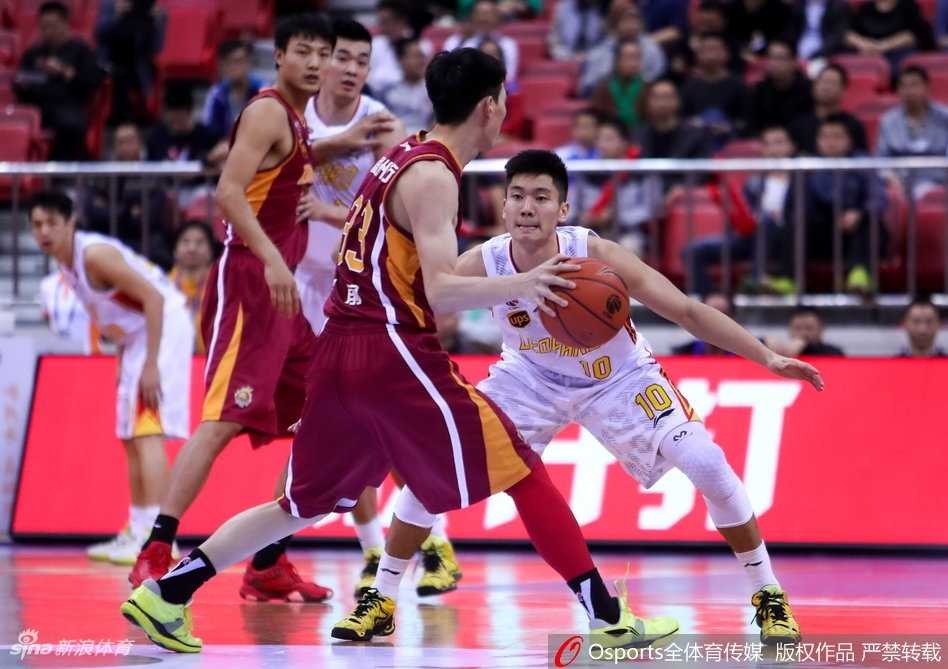 裁判哨响瞬间，于德豪与对手奋力争抢地板球，两人倒地拼抢的画面定格了本场比赛的激烈程度。