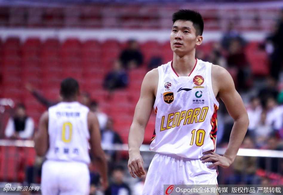 吴前运球强行突破深圳队的双层防线，尽管身体失去平衡，他依然奋力将球抛向篮筐。