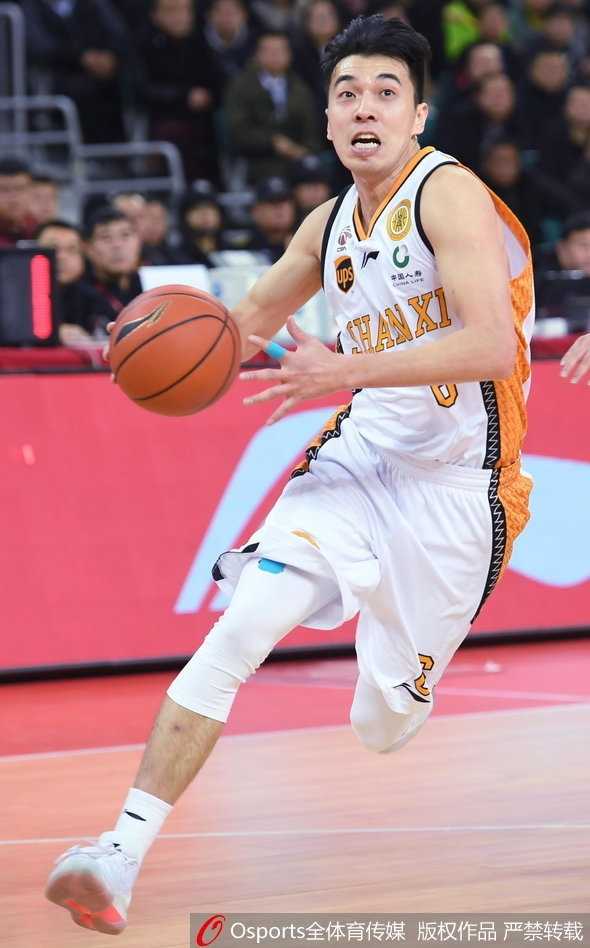 曾令旭高速运球穿越半场，面对上海队的防线毫无惧色，他用速度和节奏为山西队撕扯着进攻空间，是场上不屈的斗士。