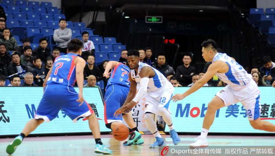 吉布森与杰特两位超级得分手在场上正面对话，一个眼神的交锋都迸发出浓浓的火药味，这不仅是球队之间的较量，更是两名顶级外援之间的巅峰对决。