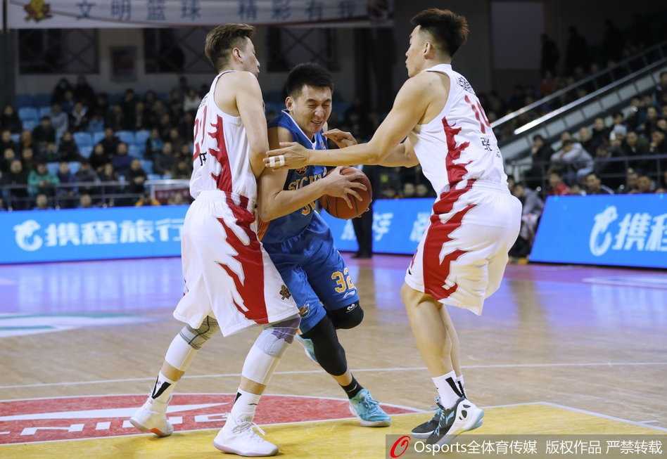 四川队外援哈达迪在内线卡位，利用宽厚的身体死死抵住防守球员，张开长臂准备摘下篮板，展现出亚洲第一中锋的绝对统治力。