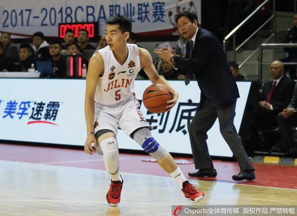 高诗岩高高跃起，在空中完成一次关键的抢断，他张开的双臂如同东北虎的利爪，紧紧将球权掌控在自己手中。