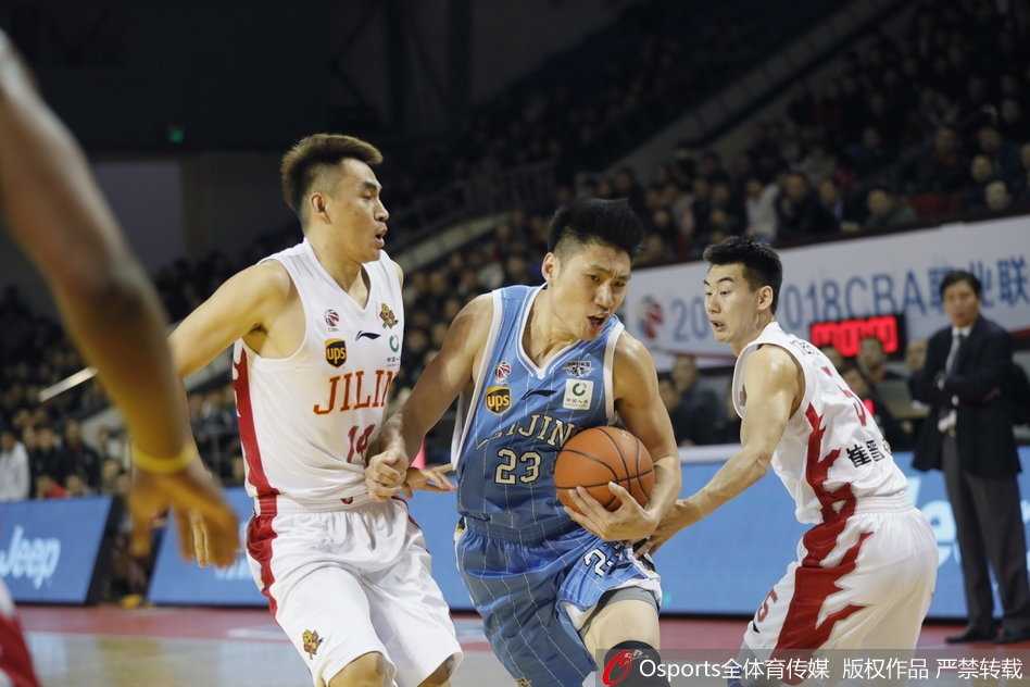 韦弗在防守球员的严防死守下依然稳稳命中投篮，他出手后的手指依然指向篮筐，眼神中充满了杀手的自信与冷酷。