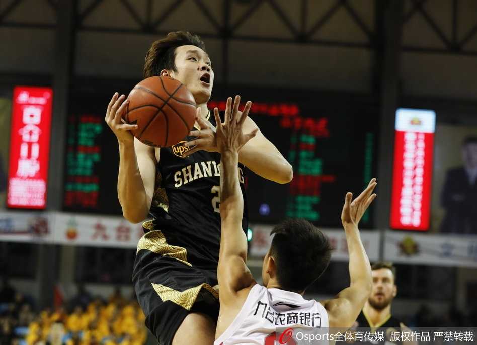 昔日NBA火箭队神鸟兰德里在篮下与山东队内线肌肉碰撞，他拼尽全力起跳，手指尖几乎触碰到球框，但眼前的篮筐却像对主人盖上了盖子，一次次拒绝他的投篮，眼中满是无奈与不甘。