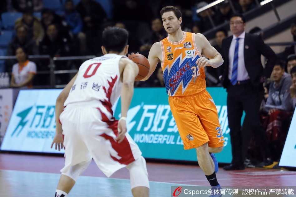 双方中圈跳球瞬间，吉林队外援与上海队张兆旭高高跃起，比赛一触即发