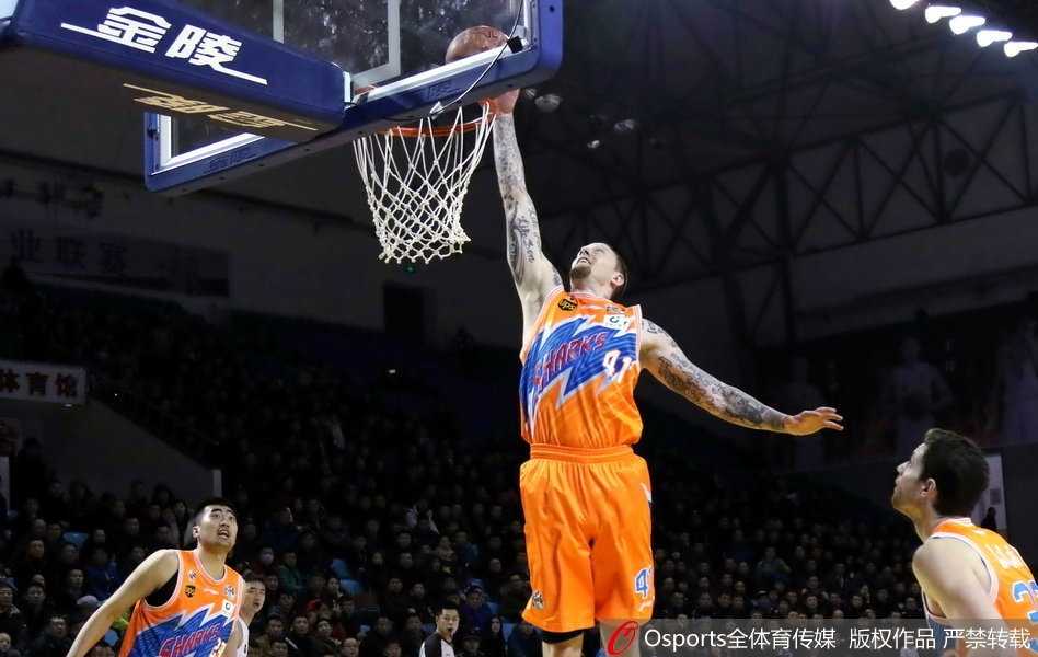 吉林队国内核心姜伟泽在严密防守下飞身救球，展现出顽强的拼搏精神