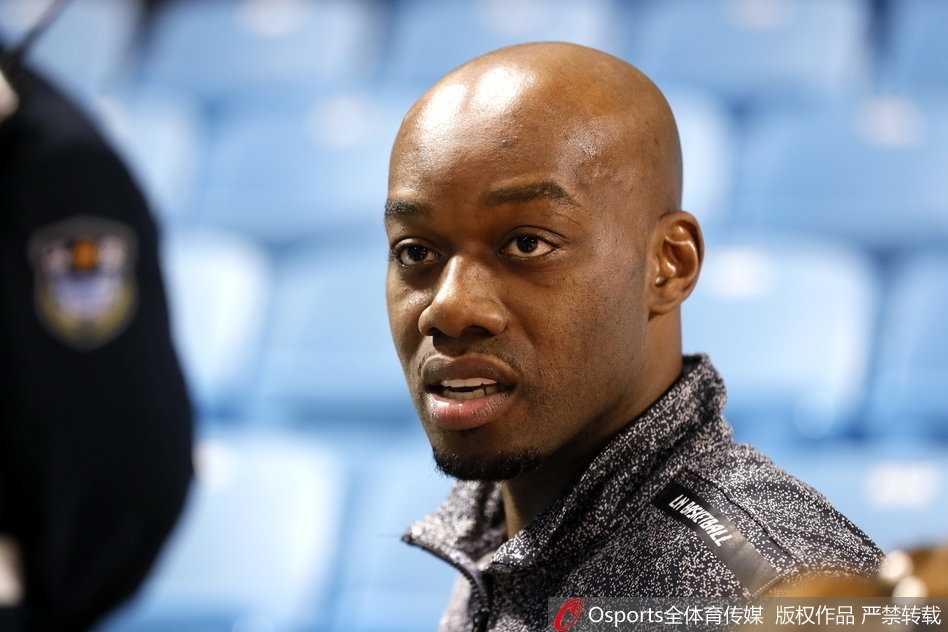 在灯光明亮的球馆内，吉林队球员眼神专注，正在进行赛前的运球训练，篮球在地板上撞击出规律的节奏，为大战奏响序曲。