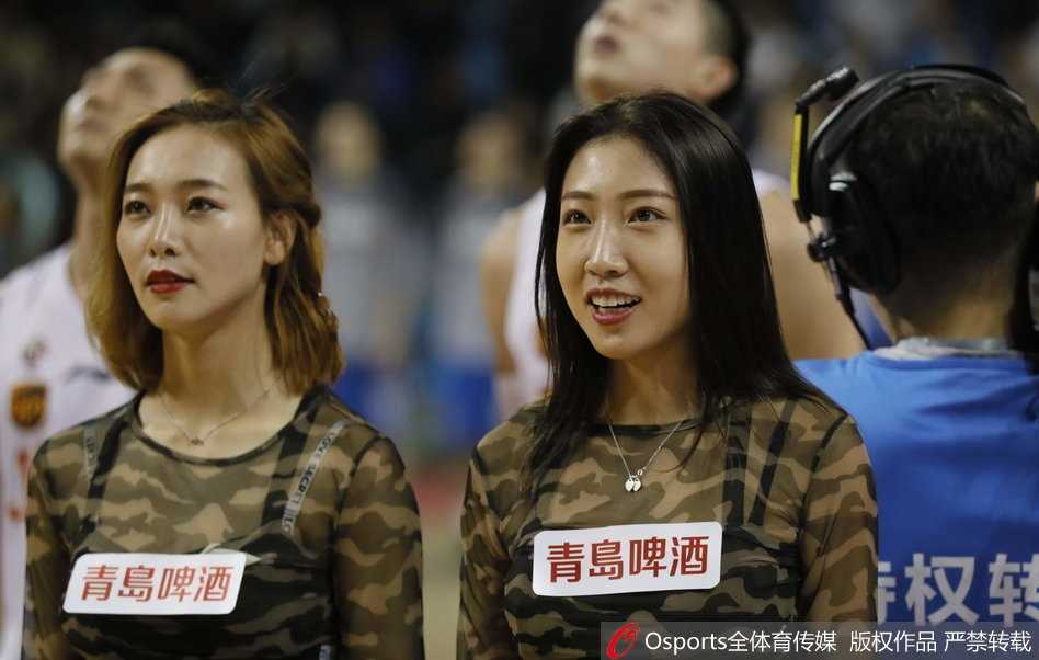 在中场休息的灯光下，篮球宝贝们手持金色花球，伴随着动感音乐舞动青春，她们的热情笑容瞬间点燃了全场观众的激情。