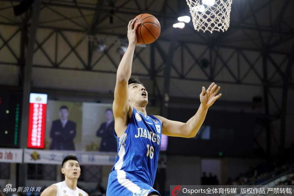 江苏内线悍将李原宇在吉林长人阵中高高跃起，力压群雄摘下前场篮板，硬汉气质展露无遗。